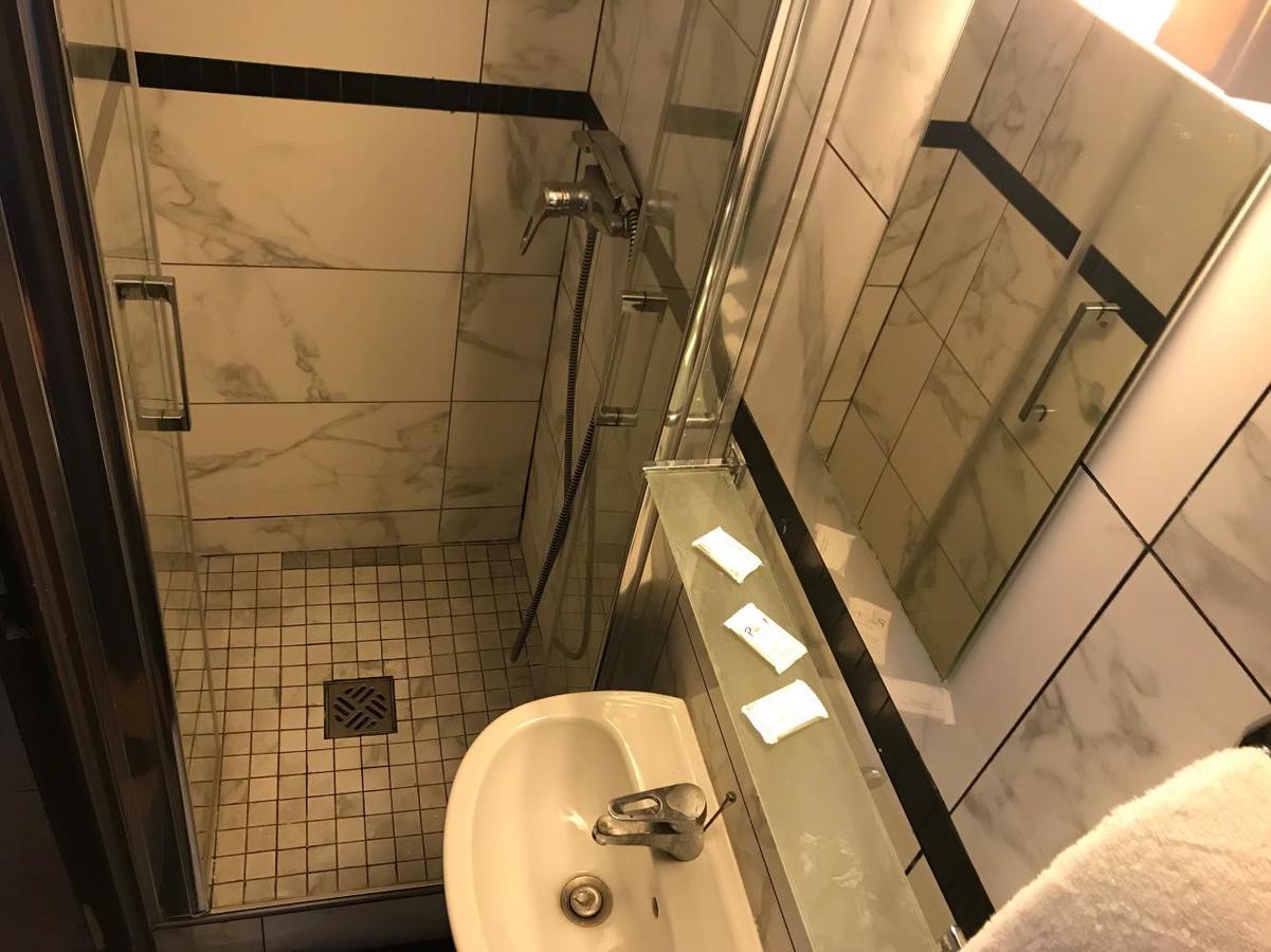 Hotel Des Fontaines Paris Bagian luar foto